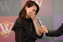 涙ぐむ演技を見せる紺野ぶるま。