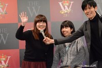 相方に手を振るブラットピーク河田（左）。