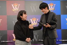 左からゆりやんレトリィバァ、青木源太アナウンサー。