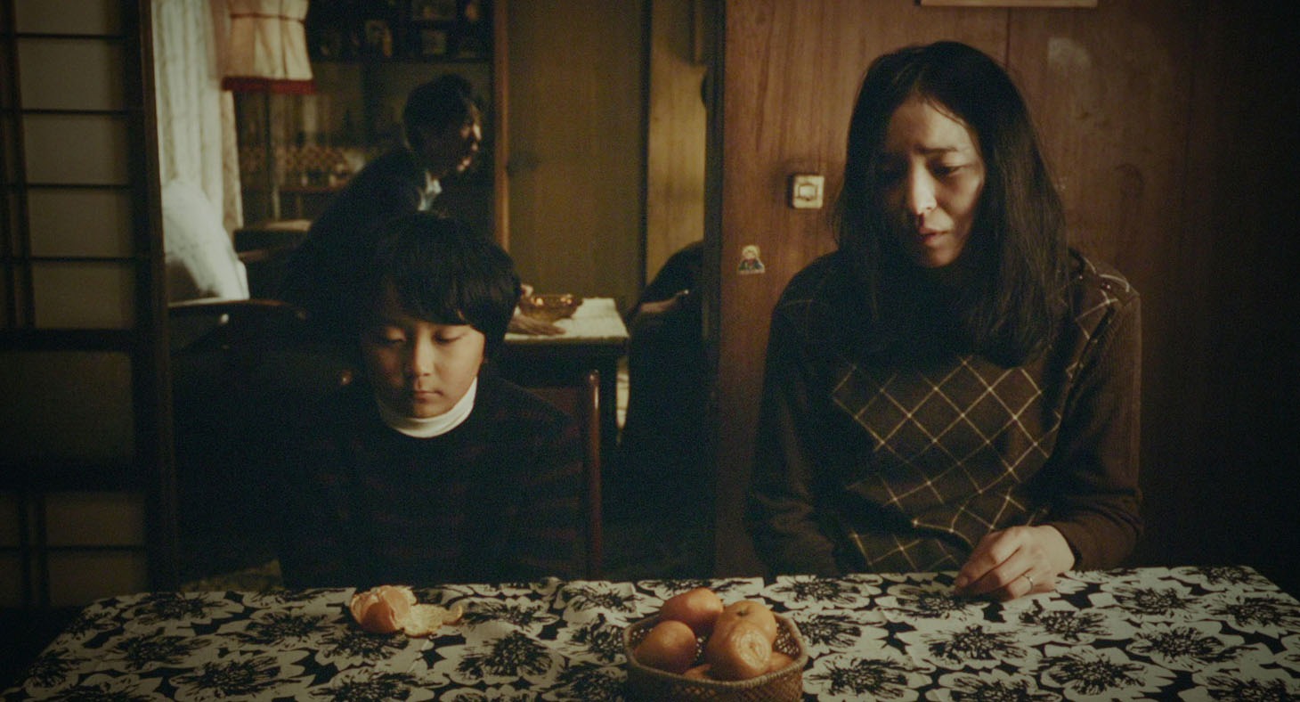 紺野千春演じる失踪した少年の母親・白川恵美子（右）。