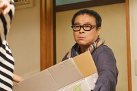 友近の夫役を演じるバッファロー吾郎A。(c)TBS