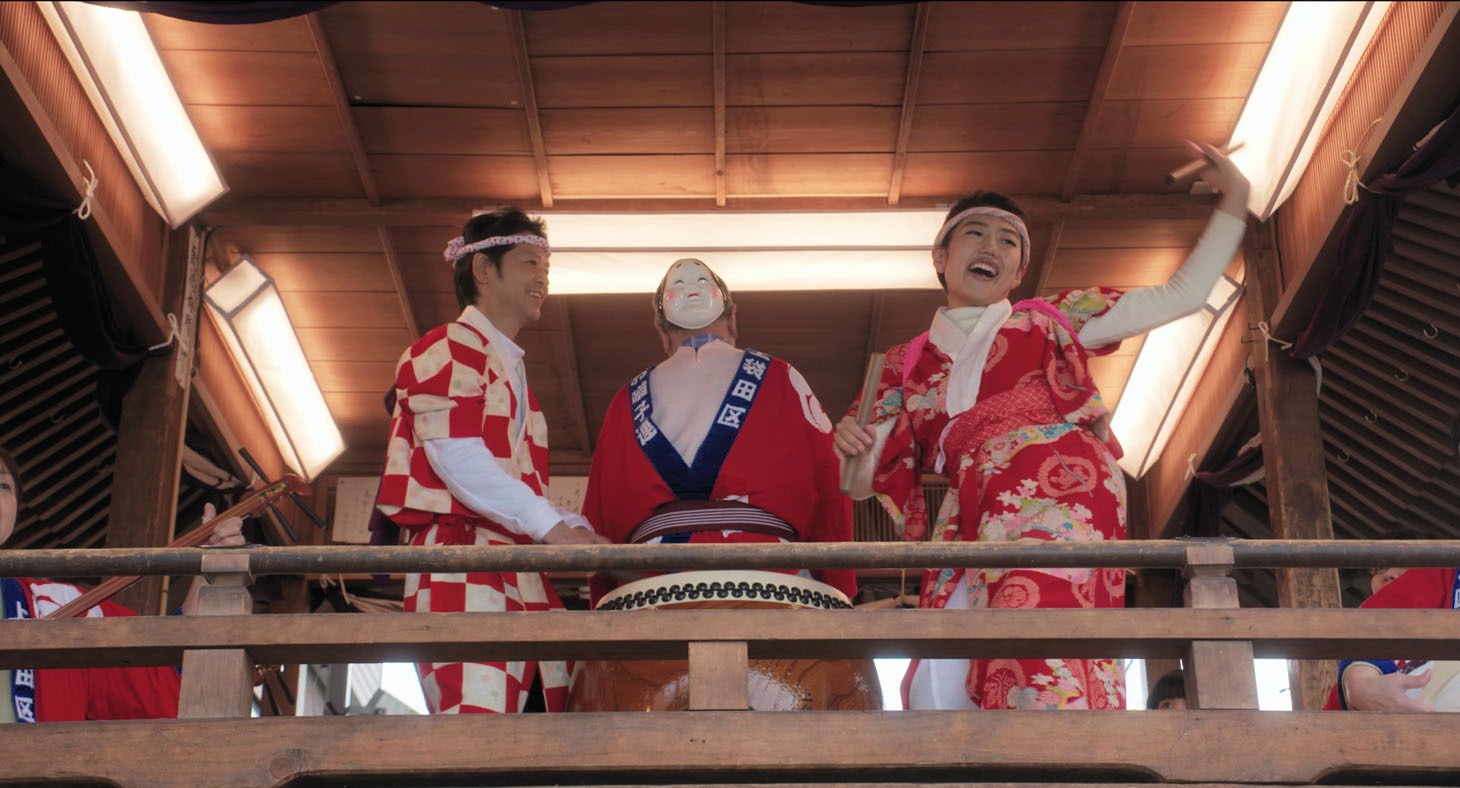 「えちてつ物語～わたし、故郷に帰ってきました。～」で主演を務める、お祭り衣裳の横澤夏子（右）。