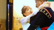 ニチガス新CM「ウエディングダンスパーティー」撮影中の本田翼（左）と出川哲朗（右）。