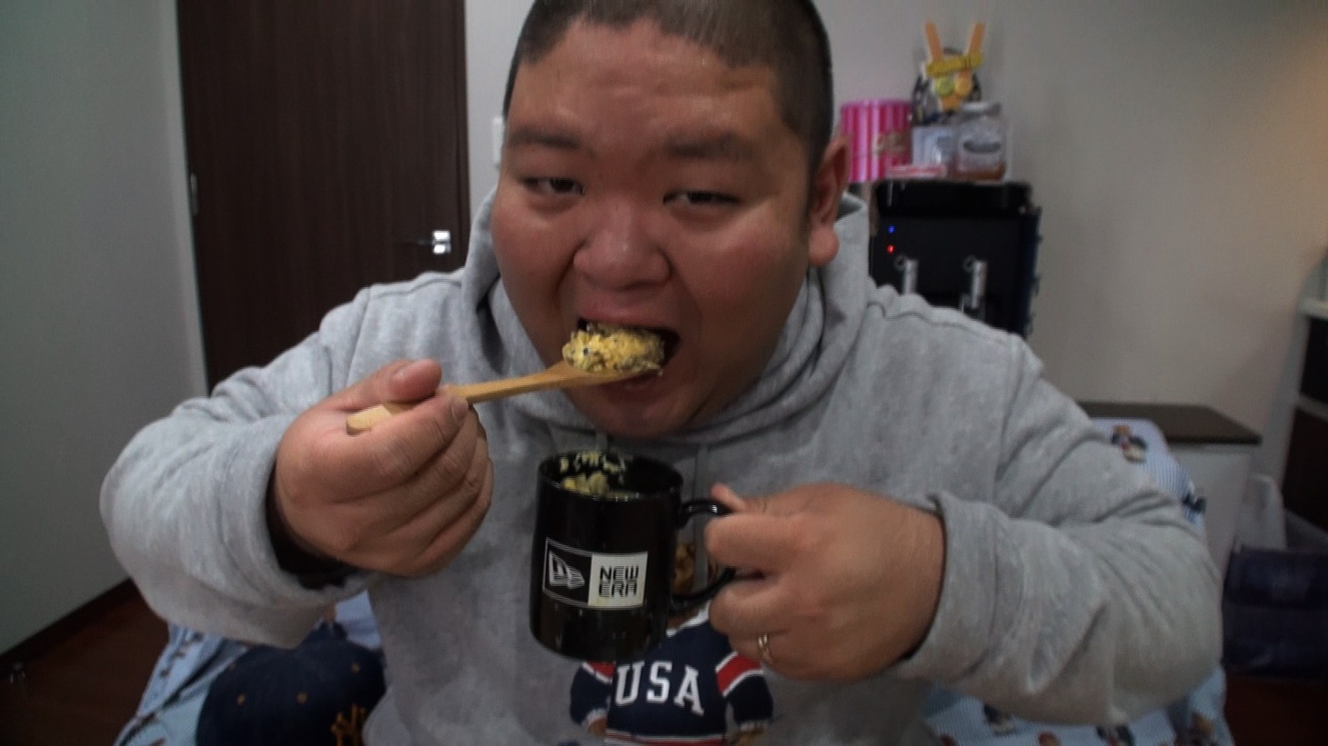 「梅沢富美男のズバッと聞きます！」で1週間の朝サバ缶生活に挑むANZEN漫才あらぽん。 (c)フジテレビ