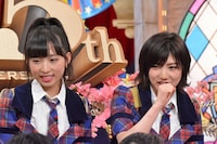 左から小栗有以、岡田奈々。(c)読売テレビ