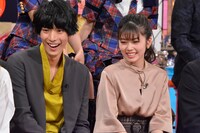 左から黒羽麻璃央、小芝風花。(c)読売テレビ