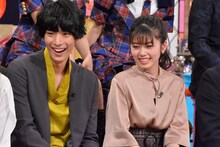 左から黒羽麻璃央、小芝風花。(c)読売テレビ