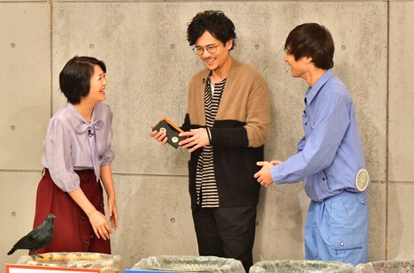 （左から）外山惠理アナ、稲垣吾郎、マシンガンズ滝沢。(c)TBS