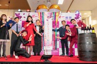 ボージョレ・ヌーヴォー解禁を祝いくす玉を割った。