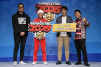 フォトセッションに臨むカジサック（左から2人目）。