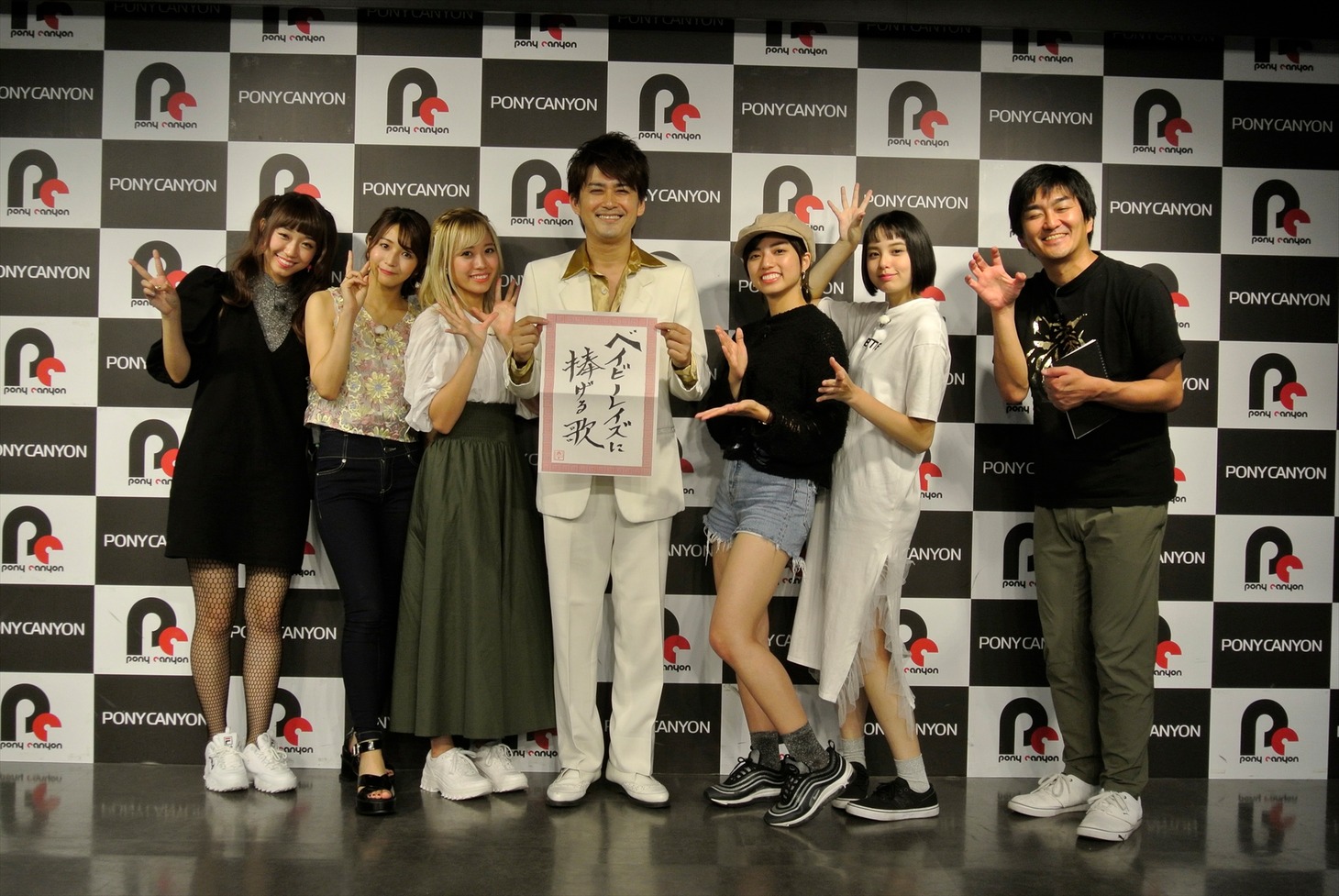 AMEMIYA（中央）と平成ノブシコブシ徳井、ベイビーレイズJAPAN。(c)テレビ朝日
