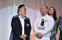 微笑み合う（左から）ギャロップ林、トム・ブラウンみちお。