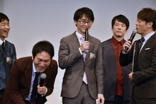 マイクを逆に持つというボケを放つスーパーマラドーナ田中。