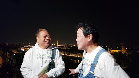 出川哲朗（左）とゲストライダーのダチョウ倶楽部・上島（右）。(c)テレビ東京