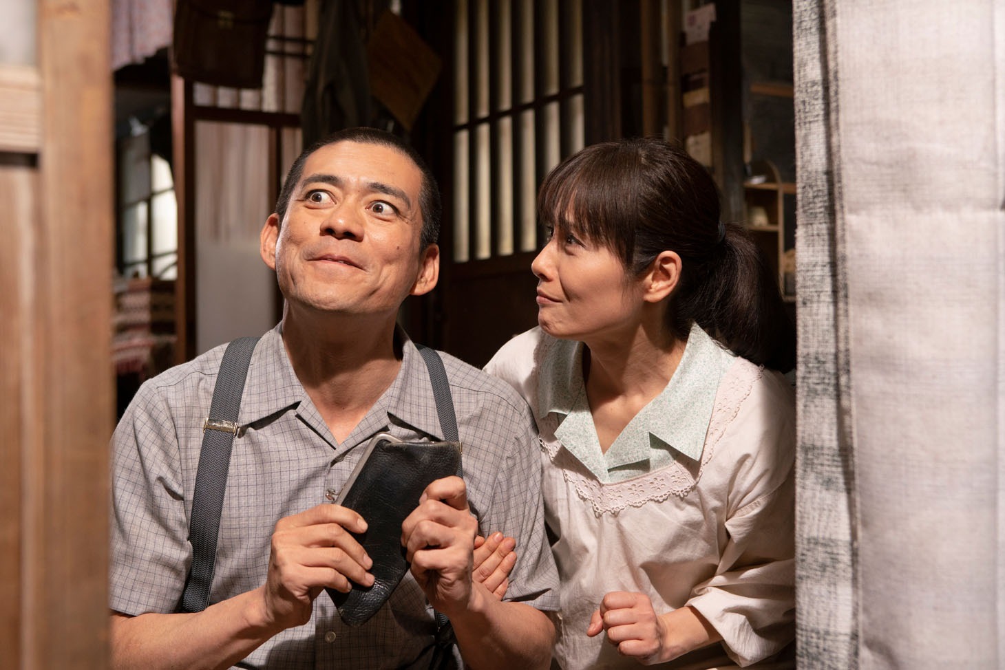映画「めんたいぴりり」より、博多華丸演じる海野俊之（左）と富田靖子演じる妻の千代子（右）。