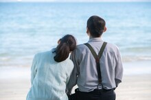 映画「めんたいぴりり」より、博多華丸演じる海野俊之（左）と富田靖子演じる妻の千代子（右）。