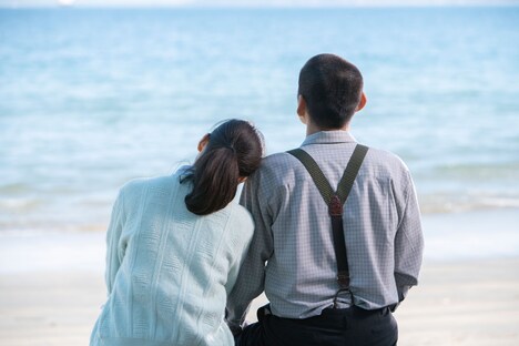 映画「めんたいぴりり」より、博多華丸演じる海野俊之（左）と富田靖子演じる妻の千代子（右）。