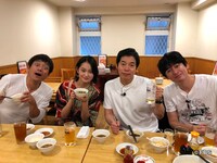 左から博多華丸、吉本実憂、今田耕司、博多大吉。