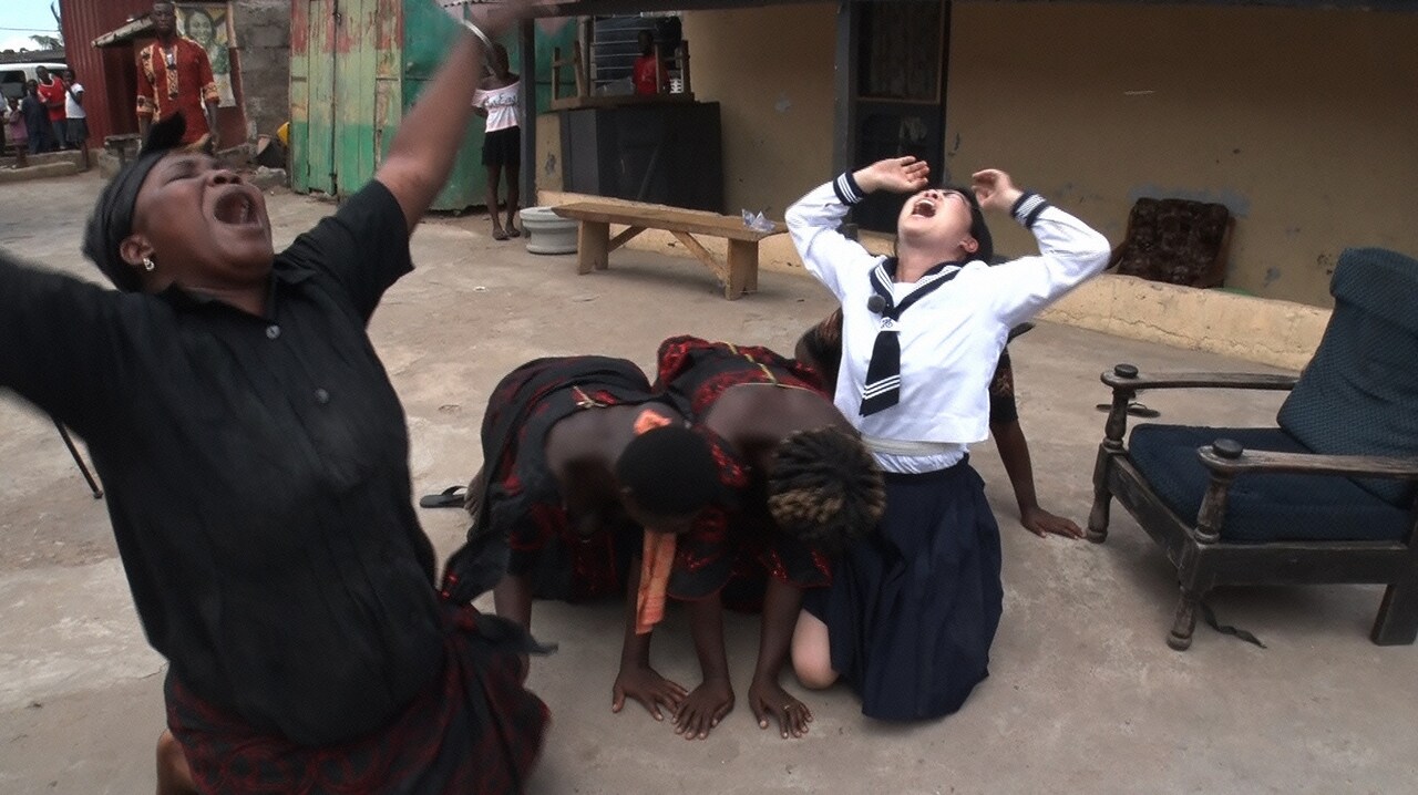 イモトアヤコ、ガーナの呪術師に自身の今後を占ってもらう