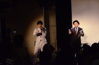 歌いながら客席に降りていく溜口（左）。