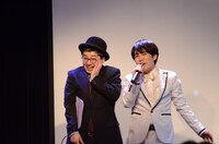 ラブレターズ溜口（右）の歌声にポッと頬を赤らめるタッカーノ（左）。