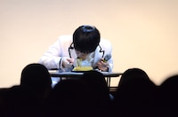 スーパービッグディナーショーでカルボナーラを味わう溜口。