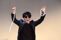 マジックに成功し得意げなトム・クルーズ（溜口）。