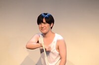 1人コントを披露する溜口。