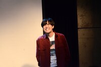 1人コントを披露する溜口。