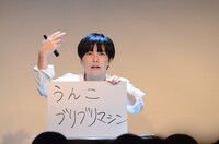 1人コントを披露する溜口。