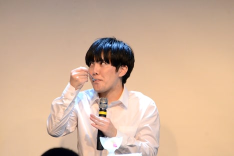 スーパービッグスイーツショーでアイスを食べる溜口。