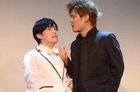 自作の人情ドラマを演じる溜口（左）と客演の肉体戦士ギガ（右）。