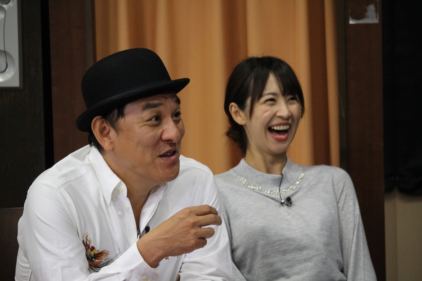 左からピエール瀧、広瀬麻知子アナウンサー。(c)静岡朝日テレビ