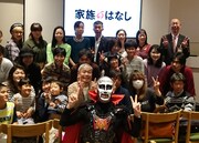 「家族のはなし」公開記念トークショーを行った鉄拳（手前）。