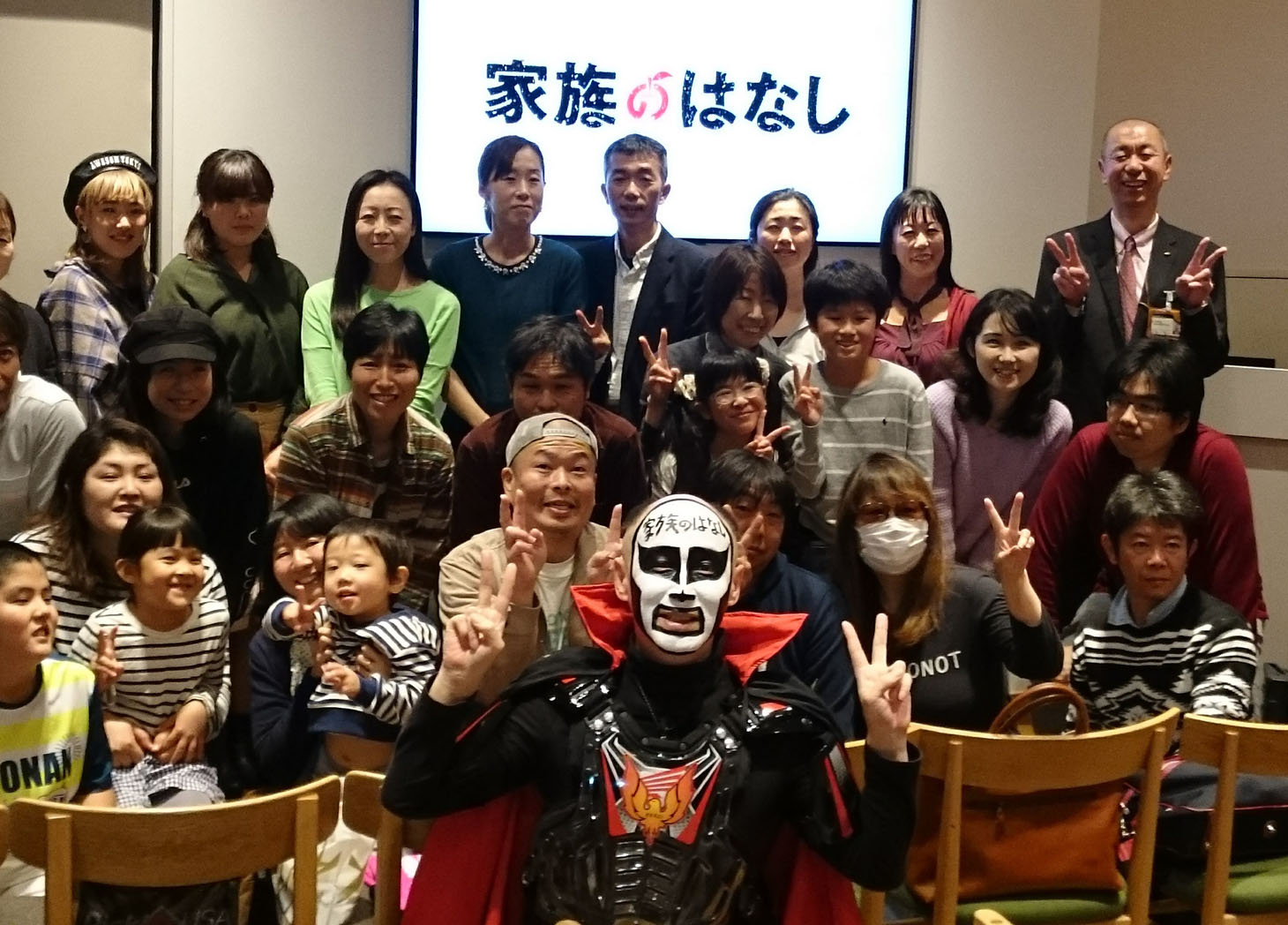 「家族のはなし」公開記念トークショーを行った鉄拳（手前）。