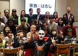 「家族のはなし」公開記念トークショーを行った鉄拳(手前)。