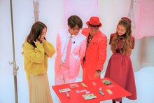 「トゥルルさまぁ～ず」で駄菓子かるた」に臨む（左から）板野友美、さまぁ～ず、あびる優。(c)BeeTV