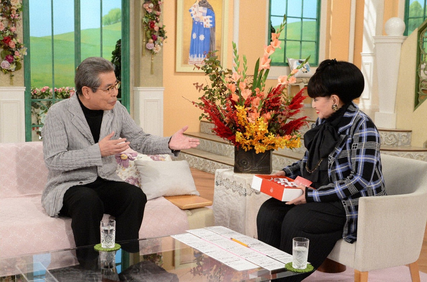（左から）立川志の輔、黒柳徹子。(c)テレビ朝日