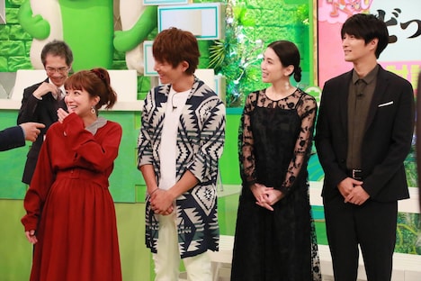 （手前左から）辻希美と杉浦太陽夫妻、雛形あきこと天野浩成夫妻。(c)フジテレビ