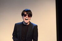 爆笑するトム・クルーズ（溜口）。