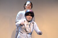 自作の人情ドラマを演じる溜口（手前）と客演のターリーターキー玉。