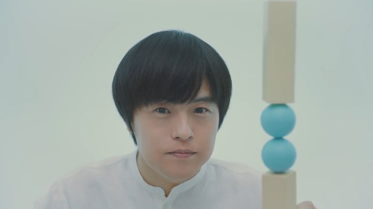 Web動画「ラメラって知ってます？篇」に出演するバカリズム。