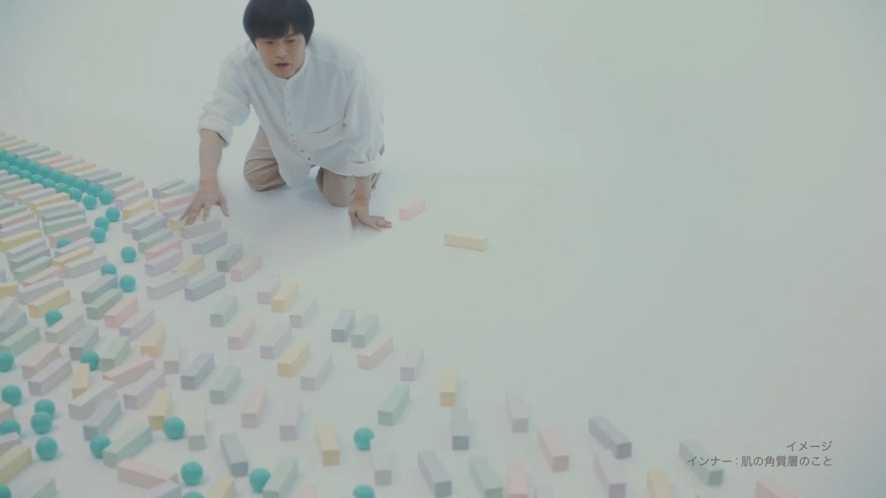 バカリズムが出演するWeb動画「ラメラって知ってます？篇」より。