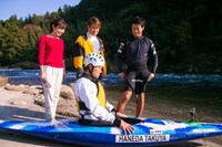 みやぞん（手前）がカヌーに挑戦するワンシーン。(c)中京テレビ