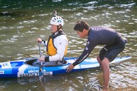 みやぞん（左）がカヌーに挑戦するワンシーン。(c)中京テレビ