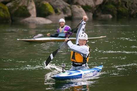 カヌーに挑戦するみやぞん（手前）。(c)中京テレビ