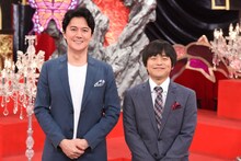 主題歌と企画プロデュースを担当する福山雅治（左）と脚本を手がけるバカリズム（右）。(c)日本テレビ