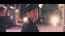 吉本坂46「泣かせてくれよ」のミュージックビデオのワンシーン。
