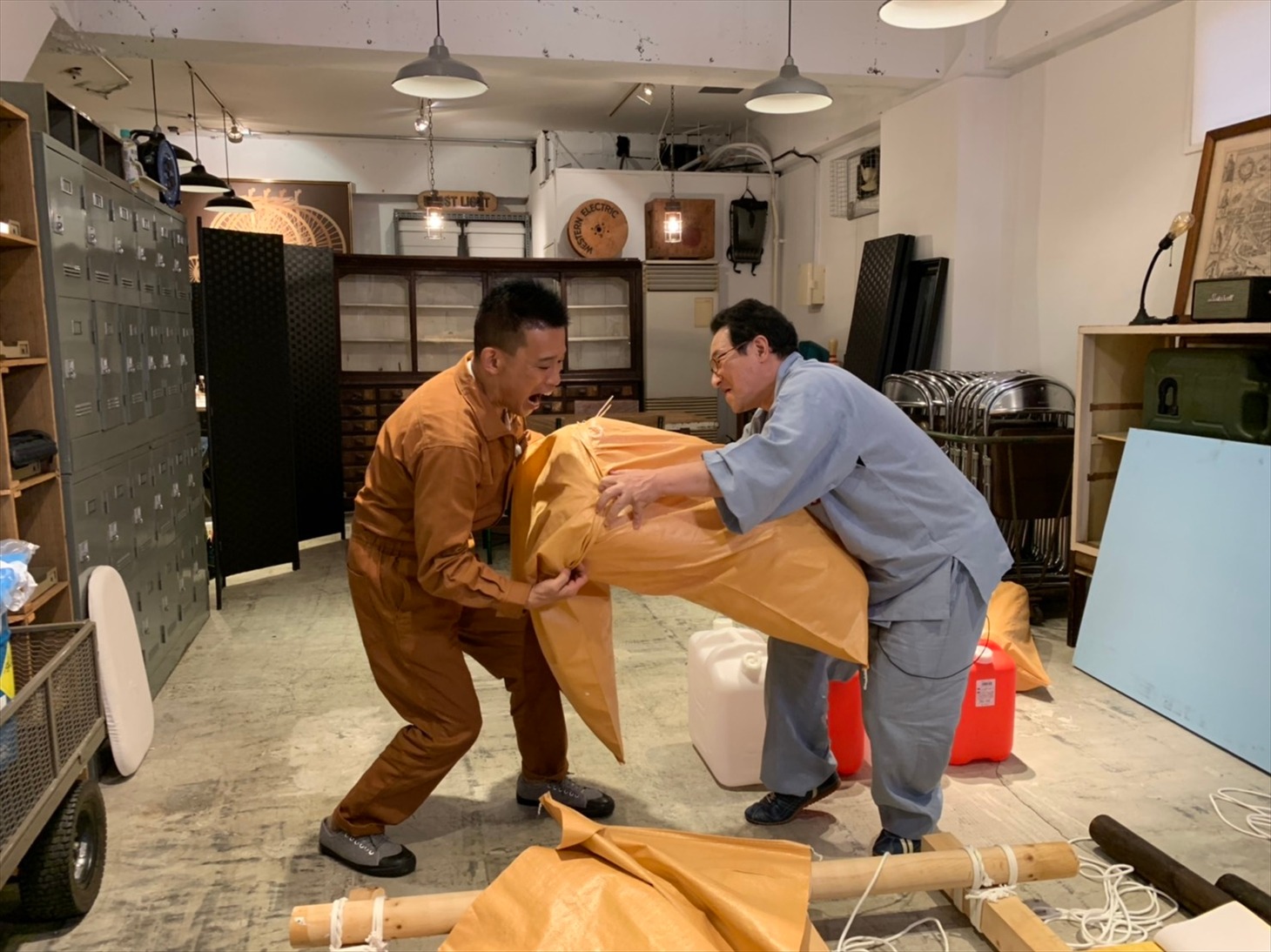 イカダ作りに挑戦する柳沢慎吾（左）と春風亭昇太（右）。(c)BS朝日