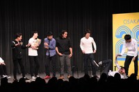 合気道的な動きをするジャングルポケットおたけに合わせて倒れてみせるコマンダンテ安田。